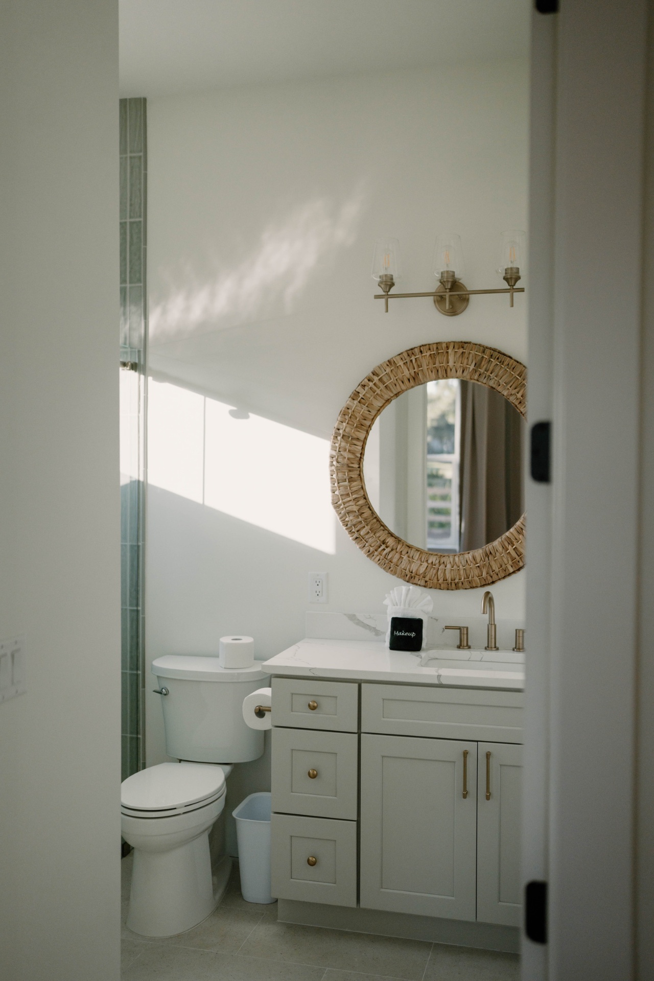 Guest bathroom with rattan round mirror